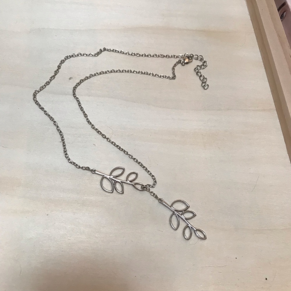 Leaf with pearl necklace